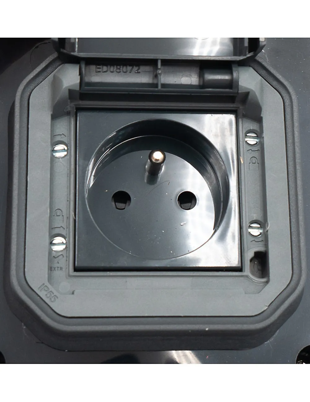 Carré Rouge Borne De Recharge Avec Horloge équipée D'une Prise Green'up Complète Avec Protections
