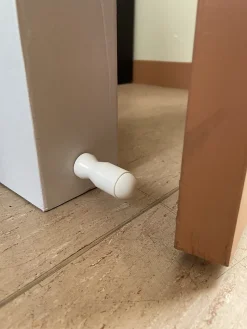 Civic Industrie Butoir De Porte-Butoir mural MADE IN FRANCE en plastique dur blanc & bouchon amortisseur en élastomère (caoutchouc) blanc. Diamètre 27mm et longue