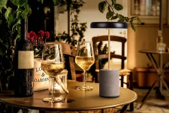 Näve Lampe de table à accu 'SETA' noire hauteur 30 cm en métal et béton, avec LED fixe
