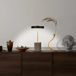 Näve Lampe de table à accu 'SETA' noire hauteur 30 cm en métal et béton, avec LED fixe