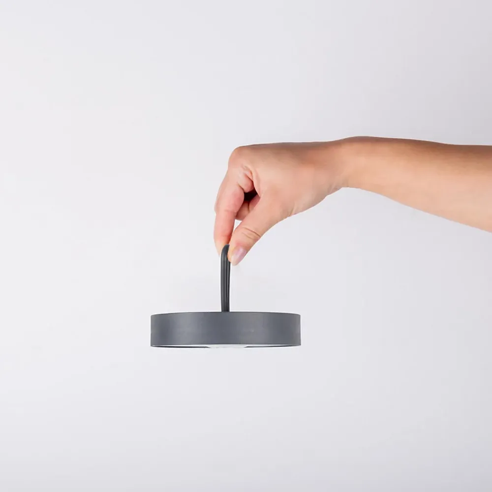 Näve Baladeuse-Lampe de table LED rechargeable magnétique 'ELLA' pour l'extérieur et l'intérieur, en métal et plastique gris, hauteur 35 cm