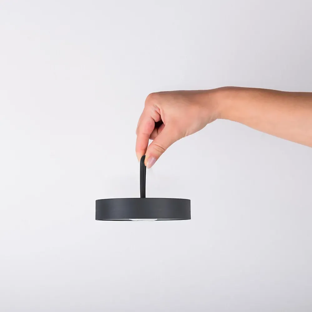 Näve Lampe de table LED rechargeable magnétique 'ELLA' pour l'extérieur et l'intérieur, en métal et plastique noir, hauteur 35 cm