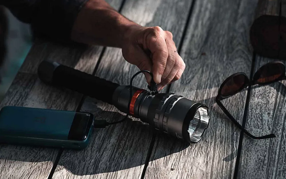 Nebo Lampe Torche-DAVINCI 12000 lm - Lampe Torche LED Rechargeable Ultra Puissante