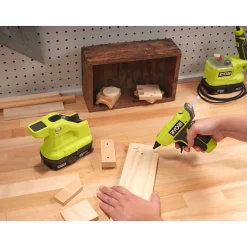 Ryobi Pistolet À Colle-Pack Pistolet à colle 18V One+ RGL18-0 - 1 Batterie 2.0 Ah - 1 Chargeur rapide