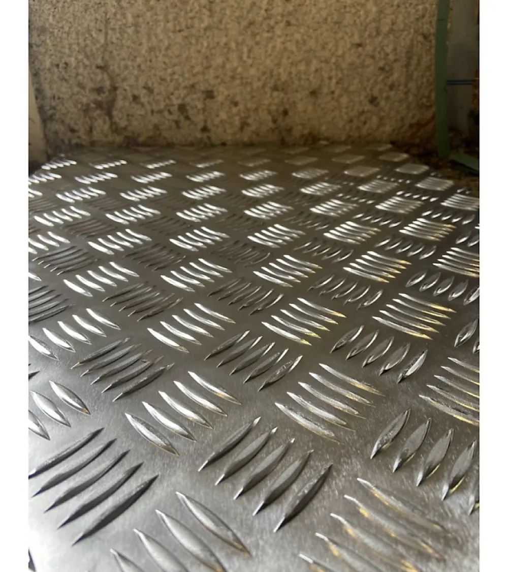 Alucouleur Plaque Aluminium Strié, ép. 2/3mm, Hauteur 30cm x Largeur 130cm