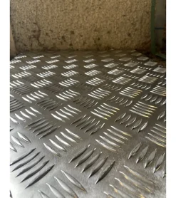 Alucouleur Tôle-Plaque Aluminium Strié, ép. 2/3mm, Hauteur 65cm x Largeur 80cm